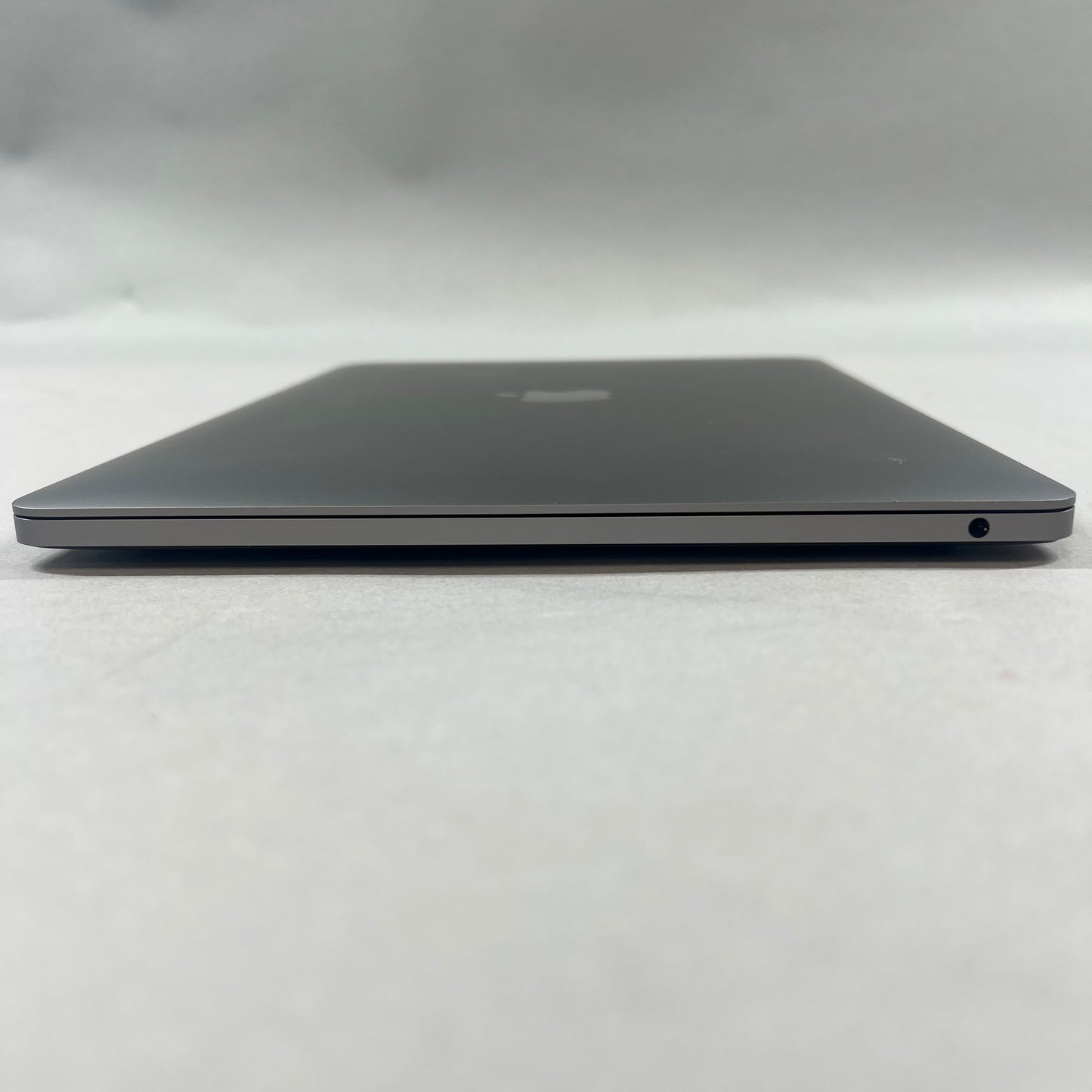 2020 Apple MacBook Pro 13.3" M1 3.2GHz 8GB RAM 256GB SSD Space Gray