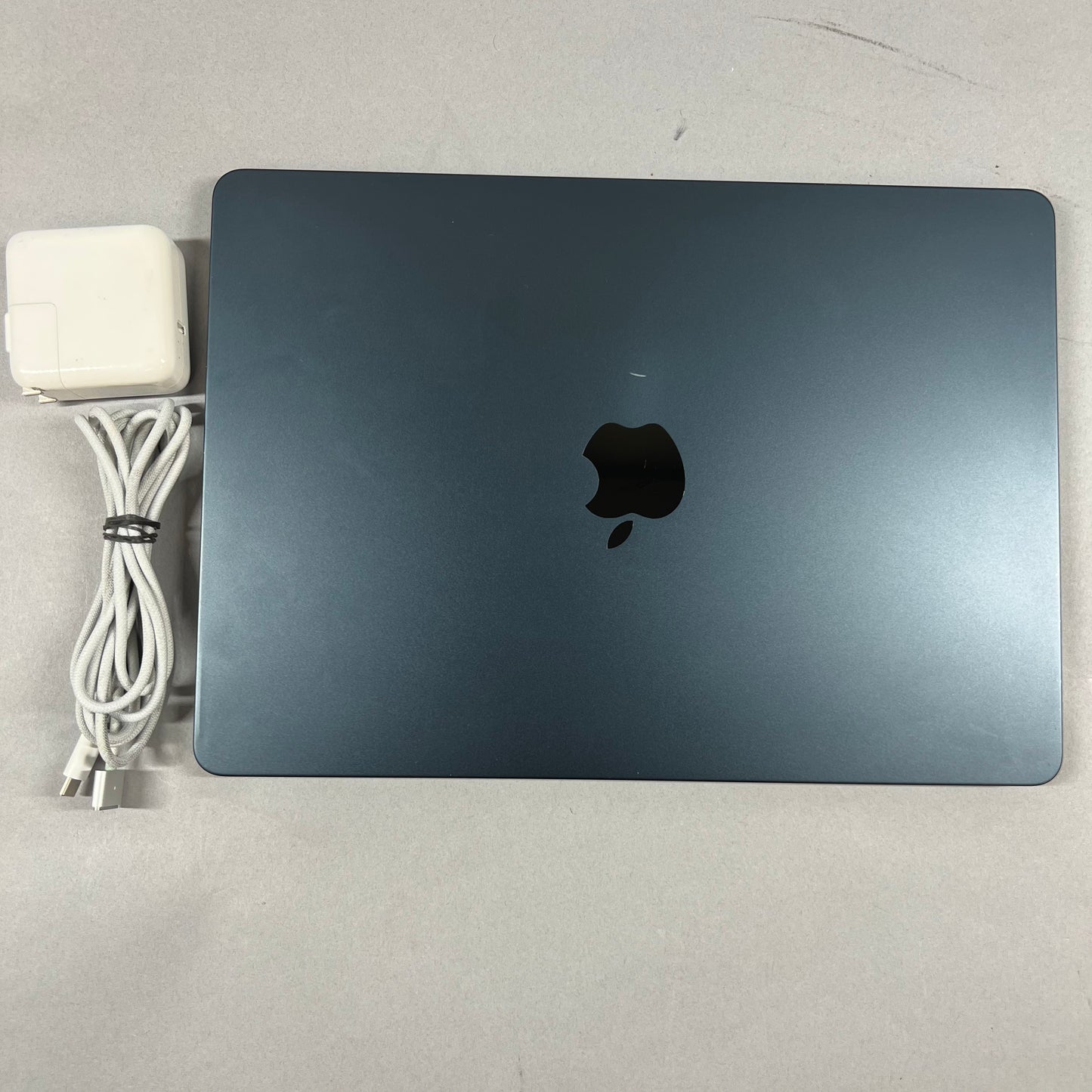 2022 Apple MacBook Air 13.6" M2 3.5GHz 8GB RAM 256GB SSD Space Gray A2681